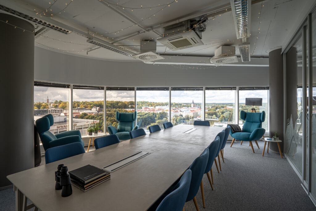 Kaunis kontor vaatega linnale.