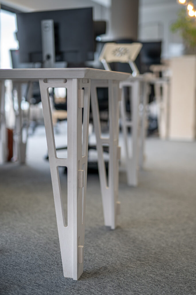 Valge laua jalg lähivaates