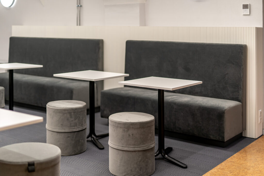 Hallid pingid, valged lauad ja ümmargused taburetid