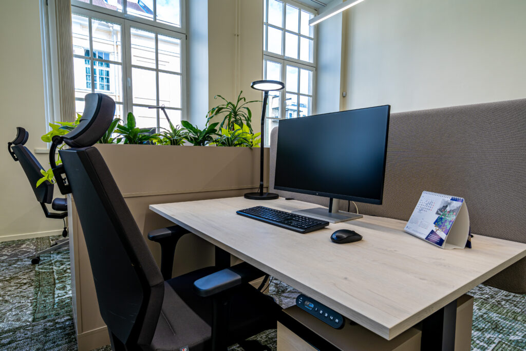 Nutikalt sisustatud kaasaegne töökoht