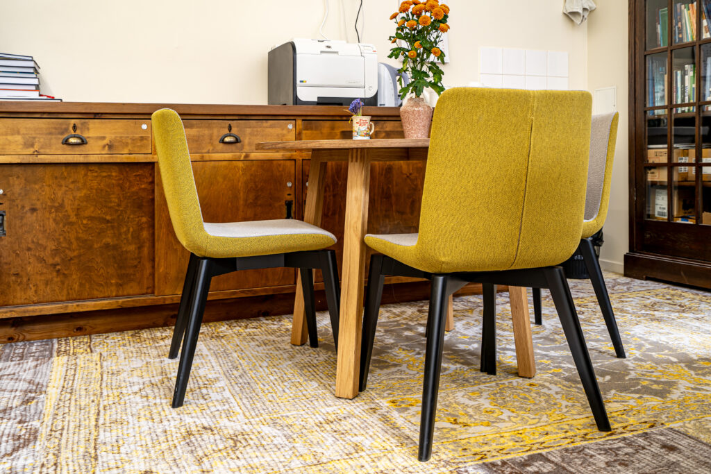 Kollased toolid ja laud