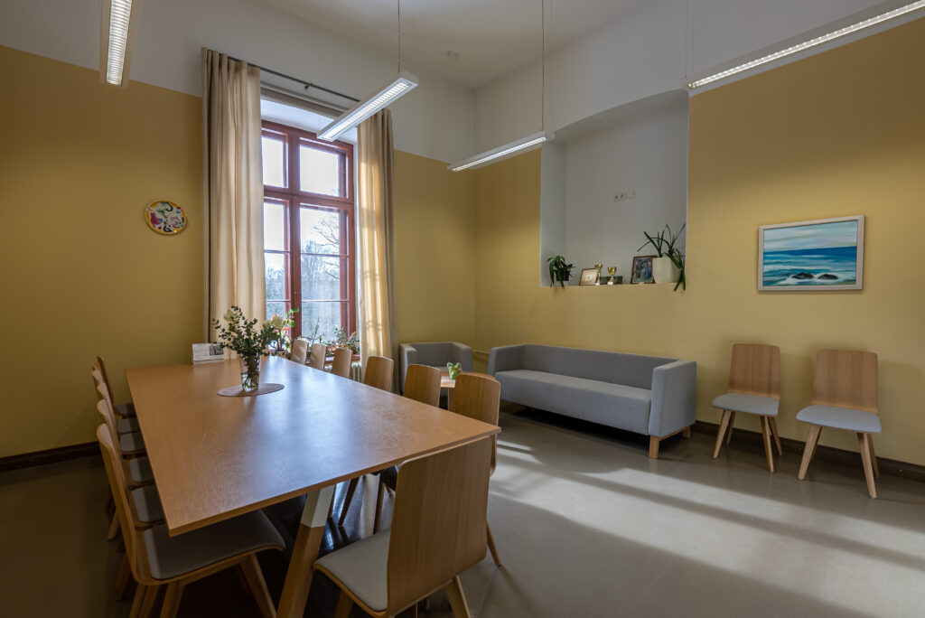 Koosolekuruum: pikk laud, hele mööbel