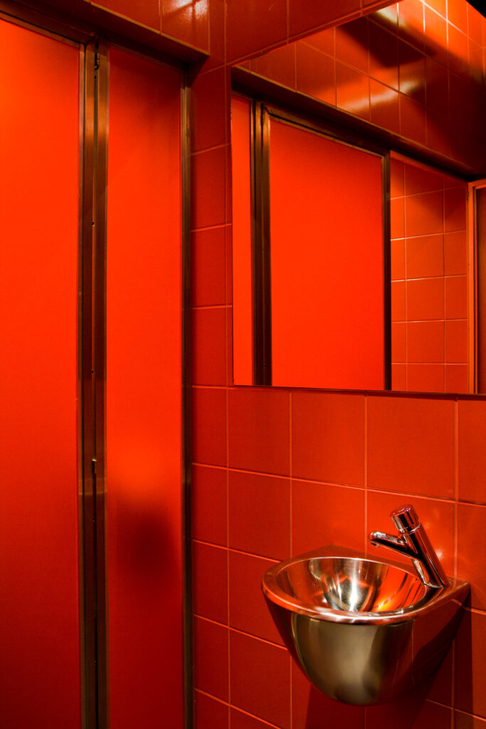Punaste seintega WC-ala