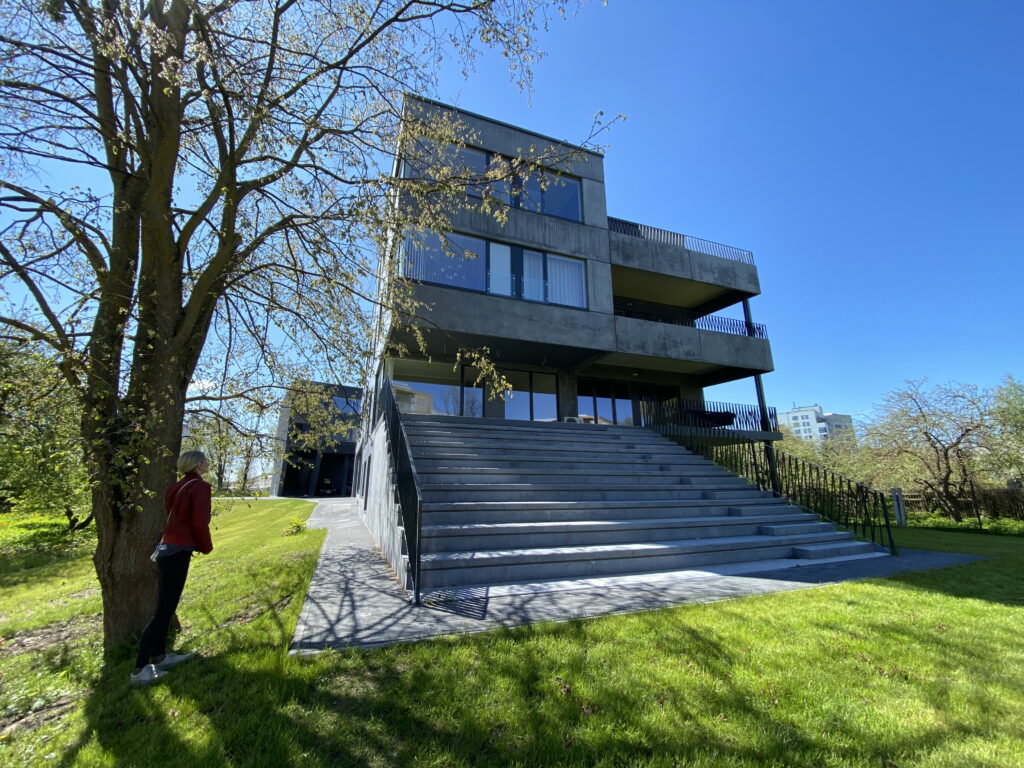 Modernne mitmekorruseline elamu