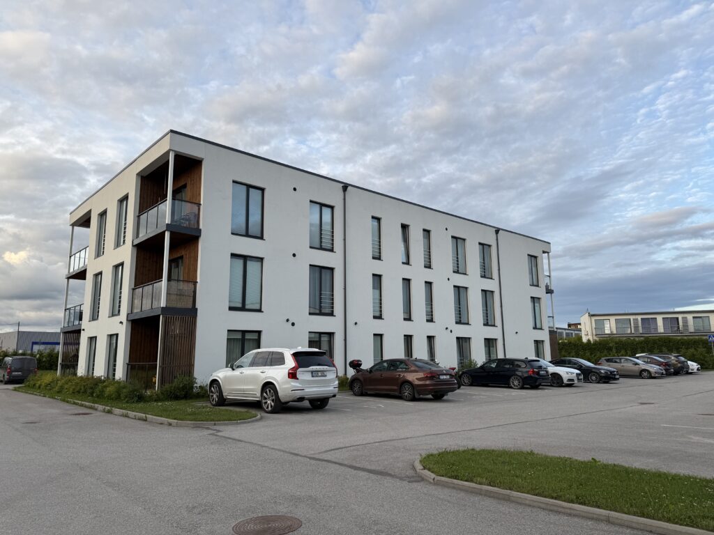 Kolmekorruseline korterelamu rõdude ja minimalistliku arhitektuuriga